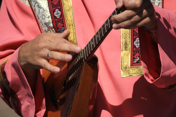 
play the balalaika