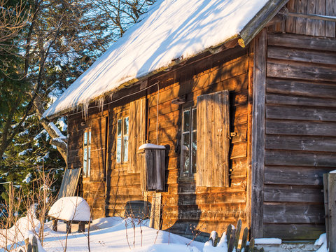Stara drewniana chata w górach zasypana śniegiem