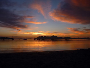 Fototapeta na wymiar beautifulu colorful sunrise at mallorca beach