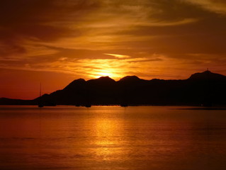 Naklejka na ściany i meble beautifulu colorful sunrise at mallorca beach
