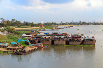 Fototapeta premium Backhoe load sand in Big barge
