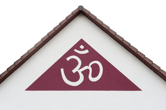 Moderner Hausgiebel mit Symbol Om 