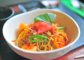 Noodle with vegetables and shrimps