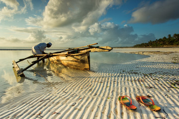 Traditionele vissersboot in Zanzibar met mensen die gaan vissen