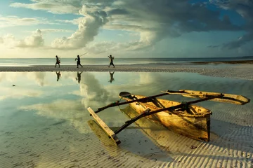 Papier Peint photo Zanzibar Bateau de pêcheur traditionnel à Zanzibar avec des gens qui vont pêcher
