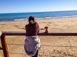 Девочка смотрит на море