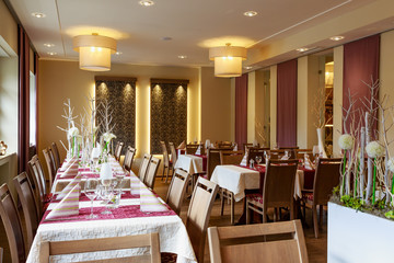 Speisesaal mit weiß gedeckten Tischen