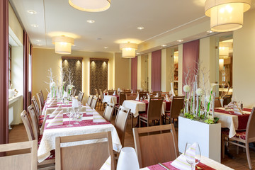 Speisesaal mit weiß gedeckten Tischen