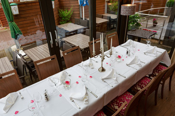 Gedeckte Tischreihe reserviert für Restaurantgäste