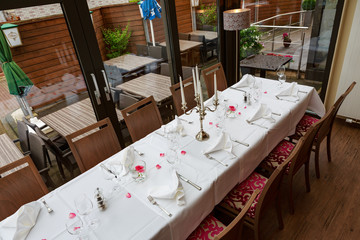 Gedeckte Tischreihe reserviert für Restaurantgäste
