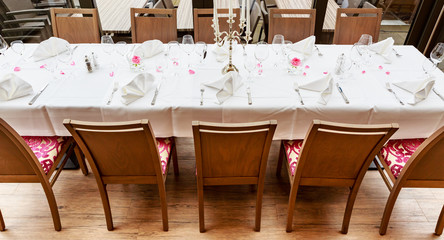 Gedeckte Tischreihe reserviert für Restaurantgäste