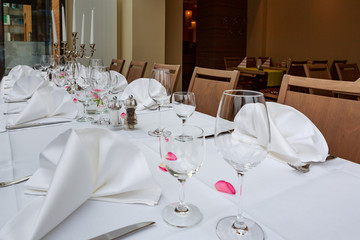 Gedeckte Tischreihe reserviert für Restaurantgäste