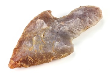 neolithische Pfeilspitze aus der Sahara isoliert auf weißem Hintergrund