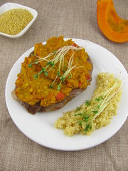 Nackensteak mit Kürbiskruste und Sprossen