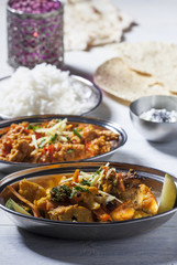 indische Gerichte mit Reis auf Holz