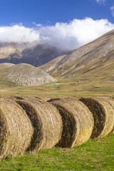 balle di fieno ai piedi del monte Vettore in Italia