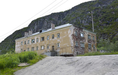 Fototapeta na wymiar The thrown house in the settlement of Teriberka. Murmansk region
