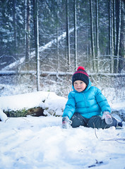 Fototapeta na wymiar child in the snow