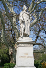 Fototapeta premium VIENNA, AUSTRIA - APRIL 22, 2010: Statue on the Town Hall square near The Burgtheater in Vienna
