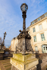 Fototapeta premium Rückseite des Leineschlosses -Sitz des niedersächsischen Landtags- in Hannover, Deutschland, mit alter Laterne