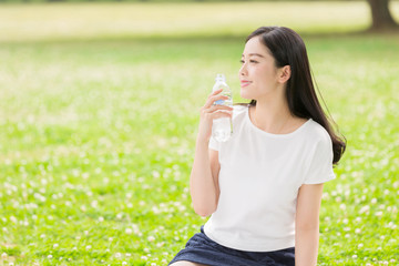 水を飲む女性