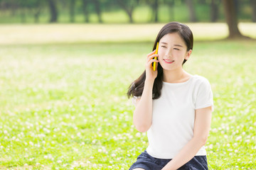 電話をする女性