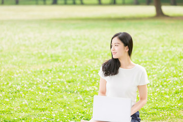 パソコンを見る女性