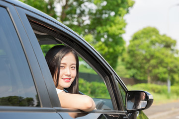 女性と自動車