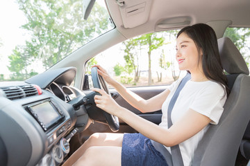 女性と自動車