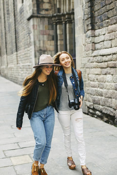 Spain, Barcelona, two young women walking in the city