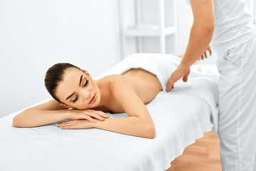 Obraz na płótnie Canvas Spa Woman. Massage Procedure In Beauty Spa Salon. Body Care.