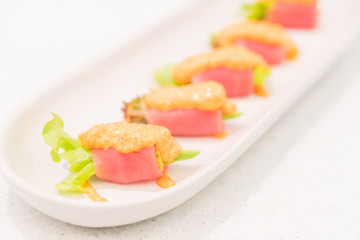 Tuna avocado roll