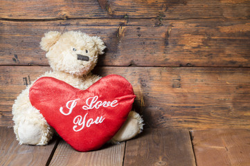 pluszowy miś trzymający serce z napisem"i love you" © Mike Mareen