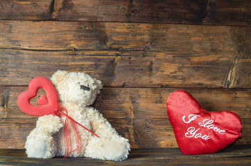 pluszowy miś i serce z napisem"i love you"