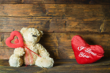 pluszowy miś i serce z napisem"i love you"