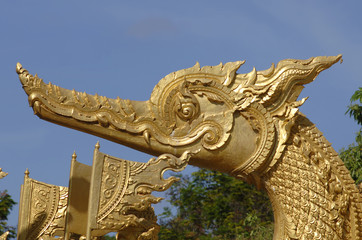 Fototapeta na wymiar Tempel und Buddhastatuen in Thailand