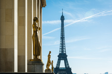 Fototapeta na wymiar Statues overlooking Eiffel tower