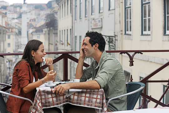 Portugal, Lisboa, Carmo, Largo du Duque, young couple sitting at street cafe