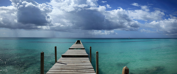 panorama sur ponton d'embarquement sur lagon turquoise de la mer des Caraïbes