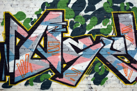 Красивое яркое цветное граффити на городской кирпичной стене