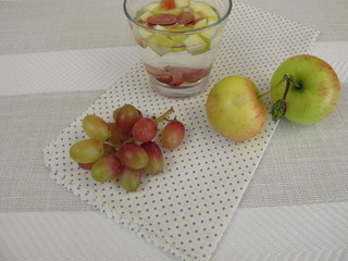 Detox Wasser mit Apfel und Traube
