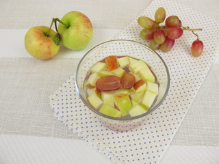 Detox Wasser mit Apfel und Traube
