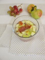 Detox Wasser mit Apfel und Traube