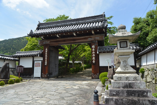 西教寺正門