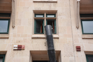 tubo bajante para escombro en un edificio en obras