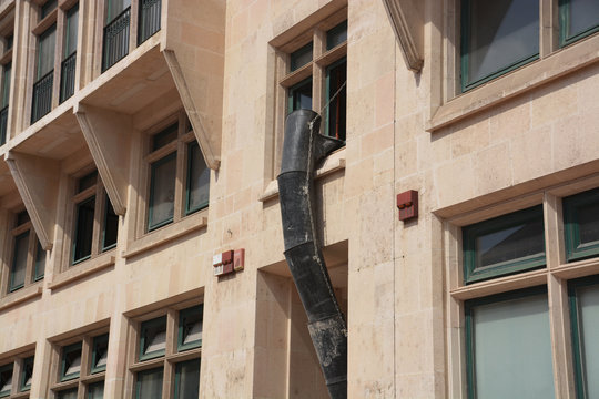 tubo bajante de escombro en un edificio en obras