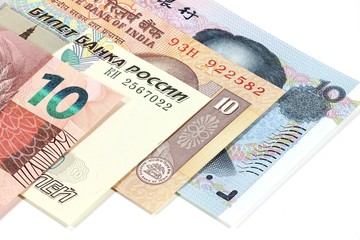 Banknoten der BRIC Staaten isoliert auf weißem Hintergrund