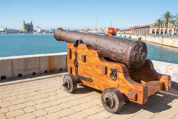Fototapeta na wymiar Canon au vieux port de Tarragone, Catalogne, Espagne