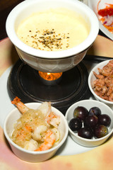 Käse-Fondue mit Krabben und Shrimps 