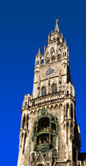 Rathaus  Glockenspiel München Turm Wolken blau